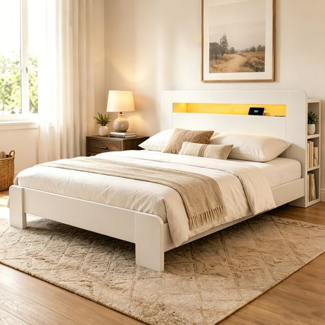 Lit en bois blanc 140 x 200 cm avec tête de lit de rangement, LED et prises intégrées (1/5)