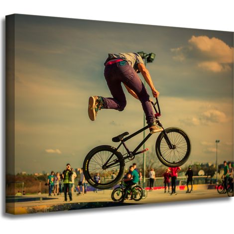 Leinwanddruck „Jugendliche Fahrradakrobatik“ 40x30