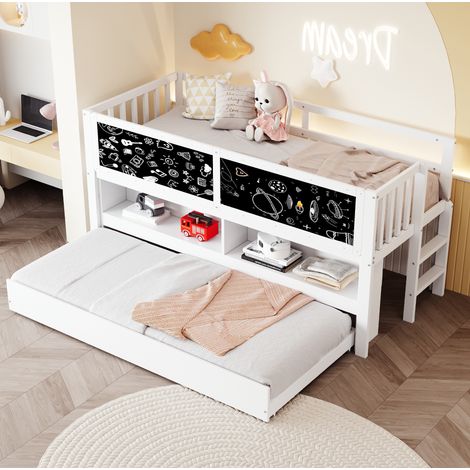 Cama infantil de madera blanca 90x200 cm con cama nido extraíble, pizarra lateral y estantes abiertos (1/5)