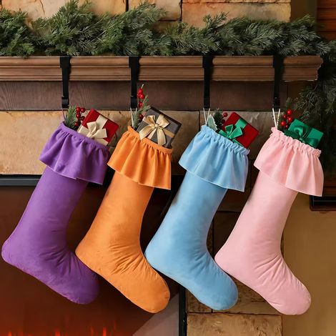 Grandes chaussettes de Noël à volants, avec boucles de suspension, idéales pour décorer la cheminée et le sapin. Chaussettes vintage en dentelle rose pour les fêtes de fin d'année.
