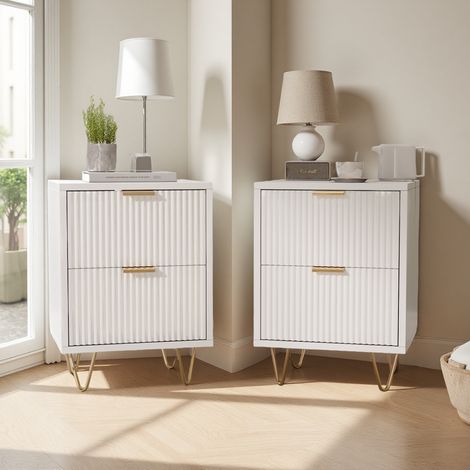 Set di 2 comodini 49x29x47 cm - con 2 cassetti ondulati - maniglie e piedini dorati - MDF - stile contemporaneo - per salotti e corridoi - bianco (1/5)