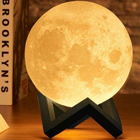 TrAdE Shop Traesio - Lampada Da Tavolo Luna 18cm Luce Led 3 Colori Moon Lamp A Batteria Con Supporto - (1/5)