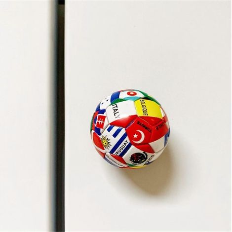 UNAimant de réfrigérateur 3D drapeau du monde, mini aimant décoratif en forme de ballon de football, souvenir de la Coupe du monde pour les fans de football, idéal pour une fête sportive ou à la maiso (1/5)