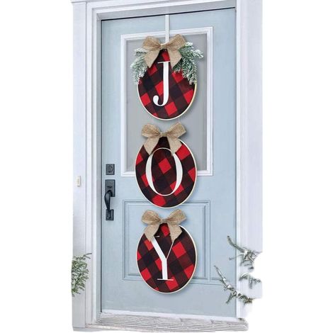 Enseigne JOY de Noël – couronne à carreaux buffalo en jute et bois, porte d'entrée et mur (1/5)