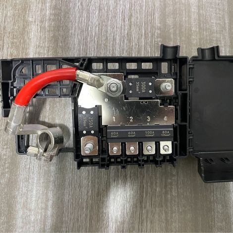Boîte à fusibles de batterie Cadillac 11561233 84499606