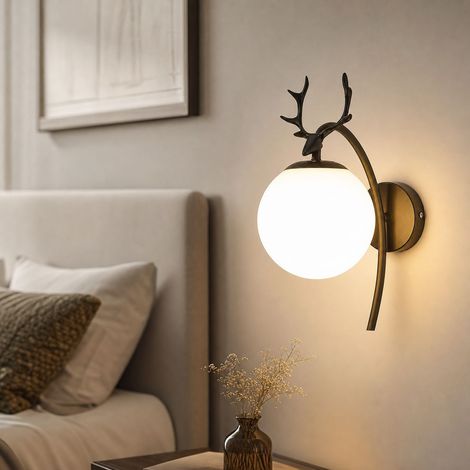Applique murale tête de cerf LED en fer et verre, design créatif, lumière chaude sans scintillement, idéal pour chambre et salon (1/5)