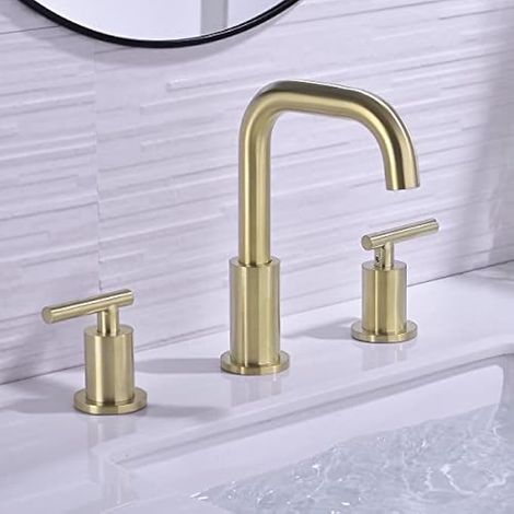 Zweigriff-Waschtischarmatur, 8-Zoll-Messing-Waschtischarmatur, breites 3-Loch-Design mit 360-Grad-Drehdüse, cUPC-Wasserzuleitung und Pop-up-Überlaufablauf, gebürstete Goldoberfläche.