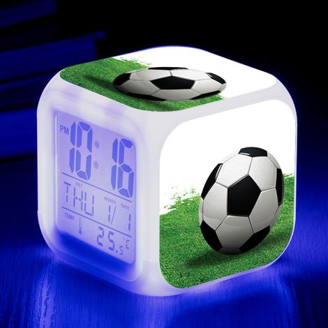 Réveil carré original et créatif à motif de football, avec LED multicolores et changement de couleur, pour étudiants et enfants. Alarme silencieuse. (1/5)