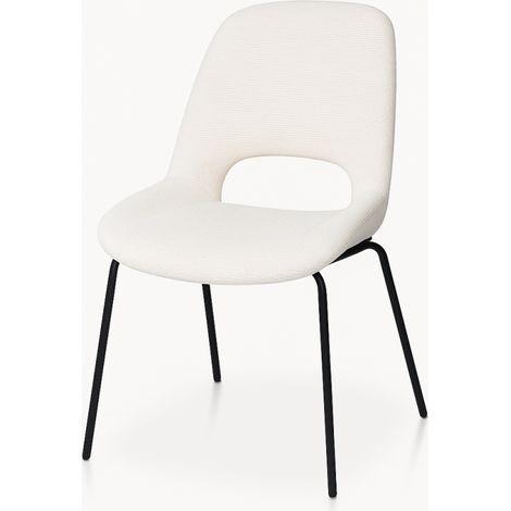 Silla Lucas con patas metálicas y tapicería de tela beige.