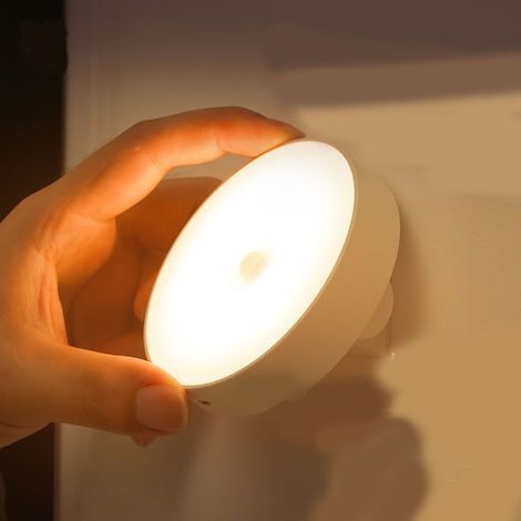 Veilleuse LED avec détecteur de mouvement - Lot de 2 veilleuses à piles USB avec trois modes marche/arrêt - Blanc chaud - Pour enfants, adultes, salle de bain, placard, escaliers, couloir, cuisi (1/5)