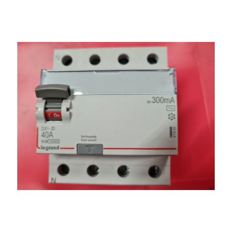 Legrand – Interrupteur différentiel 4P 40A 300mA Type AC – Protection contre les fuites de courant – Installation facile et durable – Tension 230V