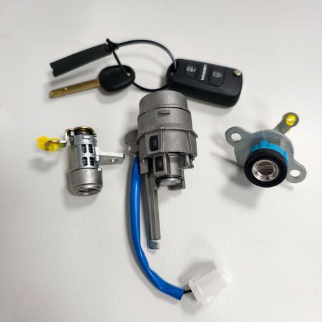 81905-0U020 is suitable for Hyundai and Kia car parts, including all vehicle lock keys, remote control folding key assemblies. (1/5)