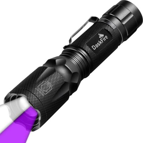 2 en 1 Lampe Torche LED Puissante 900Lumens Lampe UV 395NM Lumière Ultraviolet 4 Modes Eclairage Lampe de Poche Zoomable Idéal pour les Activités Extérieurs((piles non incluses) (1/5)