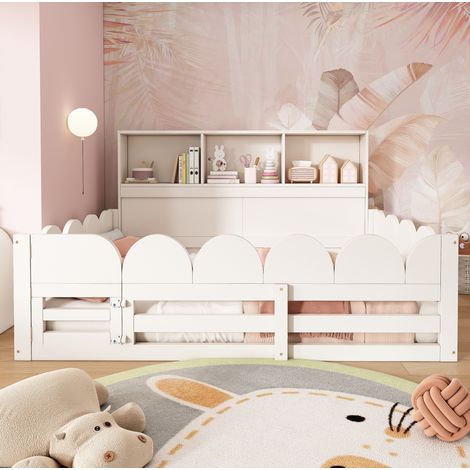 Kinder Bodenbett modern aus Holz Weiß 140x200 cm mit Lattenrost, Rausfallschutz, Tür und Regal (1/5)