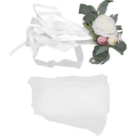 Décoration florale simple et attrayante pour dossier de chaise : fleurs artificielles blanches éclatantes et magnifiques, ornées de rubans, idéales pour un mariage. (1/5)