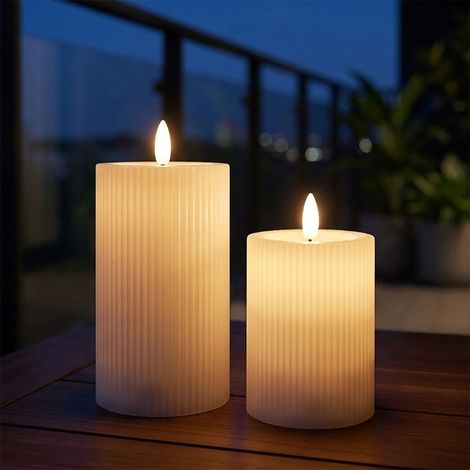 LED Stumpenkerze weiß geriffelt 2er Set für Außen mit Flammen Effekt - 12 / 10 cm - Künstliche Kerze warm weiß beleuchtet mit Timer