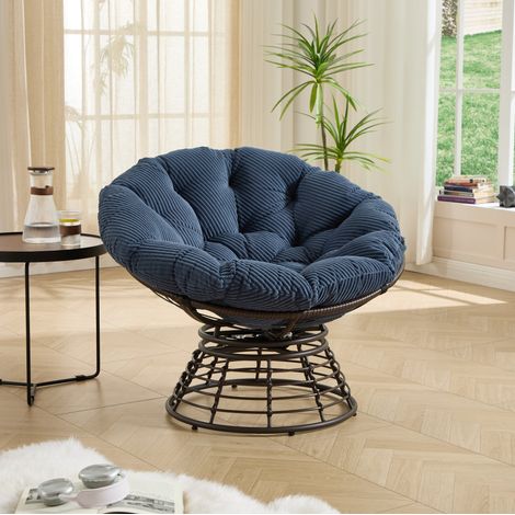 Sillón Papasan giratorio 360° de acero y polirratán, cojín azul marino, Ø92 x H67 cm, REDOM (1/5)