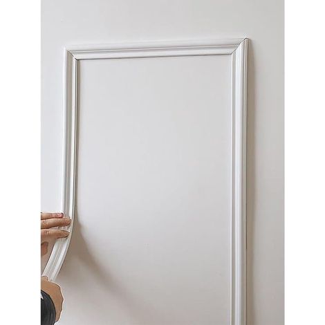 Bande décorative autocollante en PVC - Profilé décoratif flexible - Bande pour encadrer le mur TV du salon (1/3)