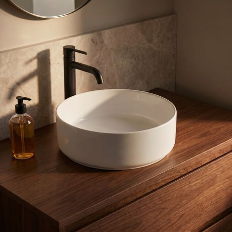 Swiss Aqua Technologies – Vasque à poser 36 x 36 cm sans trop-plein – Céramique blanche brillante – SATUMPRO3636 – Pour robinet mural ou haut (1/5)