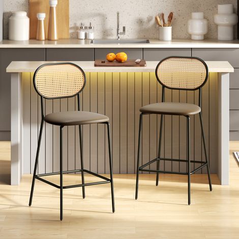 Jeu de 2 chaises de cuisine hautes avec dossier en rotin, assise en PU, cadre en acier et repose-pieds marron (1/5)