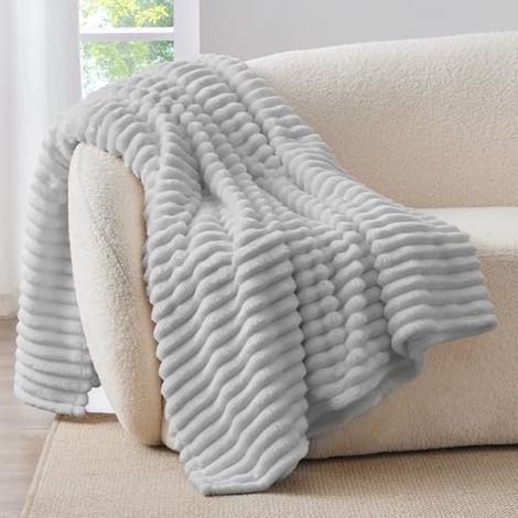 Plaid Gris Clair Couverture pour Lit 1 Personne 150x200  Cadeau Cocooning Doux et Chaud, Moelleux, Idée Déco pour Femme et Homme (1/5)