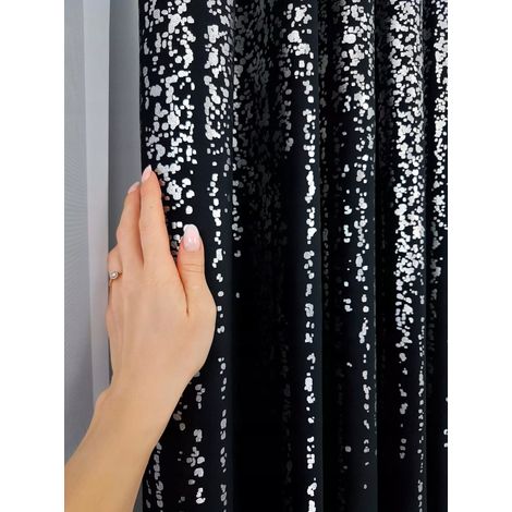 Rideau de velours noir, pluie argentée (1/5)
