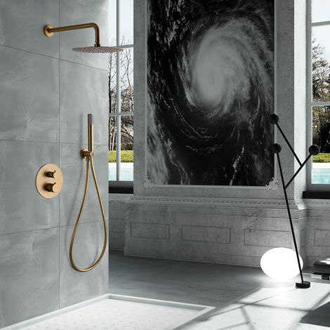 Conjunto de ducha termostática empotrada con un diseño moderno de acabado oro cepillado Line de Imex