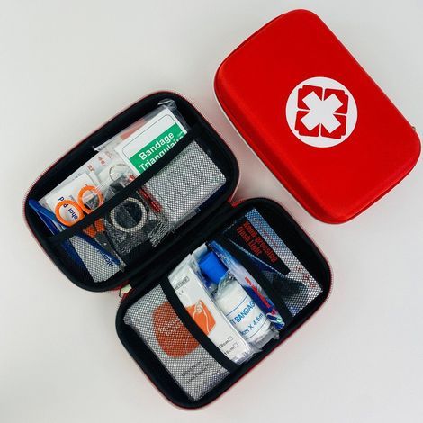 Trousse de secours compacte 21x13x5cm – Contient bandages, désinfectants, couvertures de survie – Pour voiture, randonnée, sport (1/5)