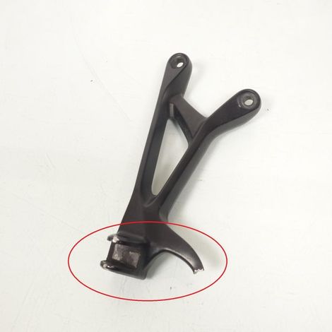 [PRODUIT D'OCCASION] Platine de repose pied passager gauche origine pour Moto Suzuki (1/3)