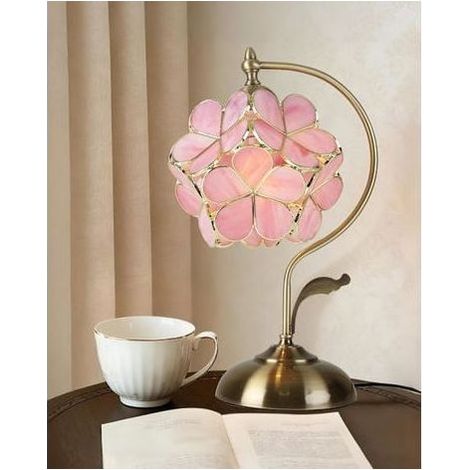 Tiffany-Tischlampe mit floralen Verzierungen, Vintage-Buntglas mit Kirschblütenmotiven und Messingfuß, ideal für Schlafzimmer, Nachttische oder als Dekorationselement, korallenfarben.