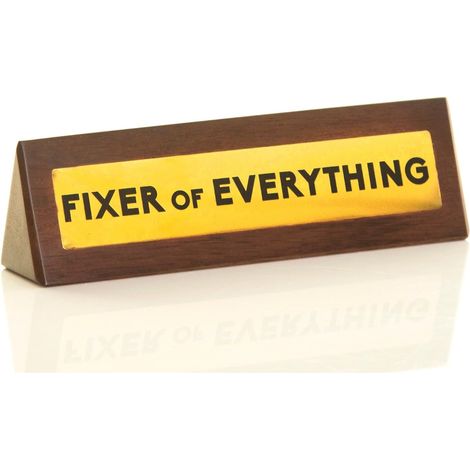 Fixer of Everything Plaque de bureau fantaisie en bois - Accessoires de bureau amusants Cadeau de Père Noël secret amusant pour collègue de travail et patron de bureau Cadeau unique (1/5)