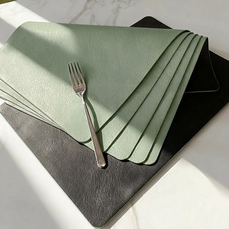Lot de 6 sets de table en similicuir faciles à nettoyer pour table, antidérapants, lavables, imperméables et résistants à la chaleur, grands sets de table pour salle à manger, extérieur, vert gris (1/5)