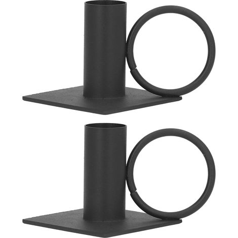 Deux chandeliers en métal à la finition givrée et à la base robuste couleur noire élégante conviennent à la décoration de cheminée et de table. (1/5)