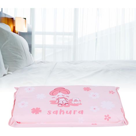 Oreiller rafraîchissant pliable à cristaux de glace pour réduire la température et faire la sieste, pour enfants et adultes, motif petite fille sur fond rose. (1/5)