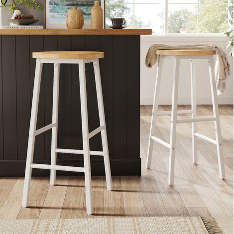 Lot de 2 tabourets de bar 63 cm, assise aspect bois, structure en métal blanc, pieds réglables (1/5)