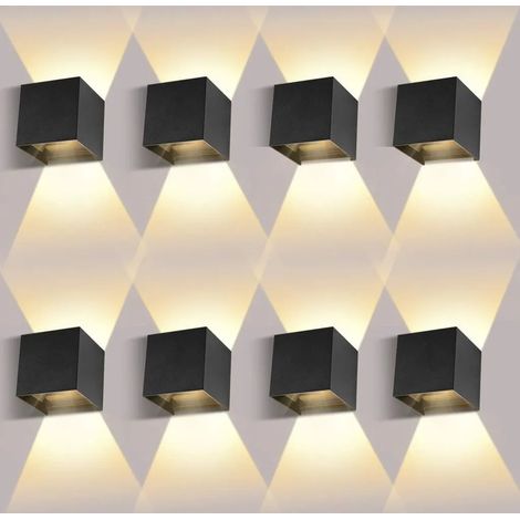Acht 12-Watt-LED-Wandleuchten, geeignet für den Innen- und Außenbereich, mit einstellbarer LED-Strahlhöhe, warmweißem Licht und IP65-Wasserschutzklasse.