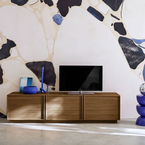 Sweeek – Meuble TV contemporain 3 portes noyer 180cm L 180 x P 43 x H 45cm – MDF effet bois naturel – 6 compartiments de rangement