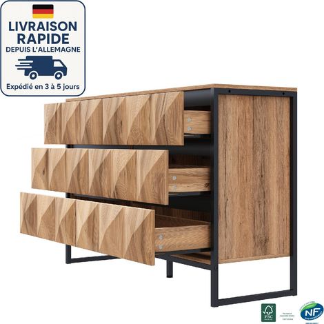 Cómoda de ratán de 6 cajones: combina tonos de madera natural y negra, patas de metal y puertas elevadas.