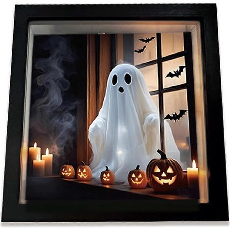 Leuchtende Geister-Nachtlampe, die einen Geist darstellt, der aus einem Fenster kommt, für eine warme Halloween-inspirierte Innendekoration, die ein sanftes, geheimnisvolles Leuchten erzeugt. (1/5)