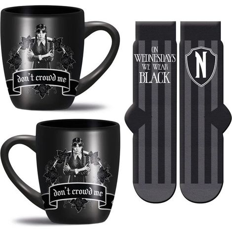 Pyramid International de Set  Tasse und Socken für the Wednesday [wear it black] - Stylisches Design de Wednesday, inklusive kuschelige schwarze Socken, tolles Geschenk für Fans, langlebig