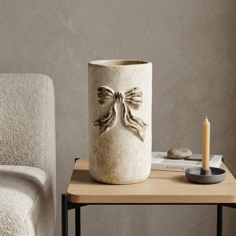 Relica Bow Motif Decorative Vase (1/2)