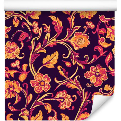 Carta da parati con intricato motivo floreale nei toni del prugna e del rosso, 50x1000 cm. (1/5)