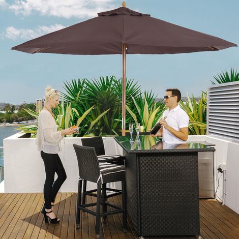 2,5 x 2,3 m großer Gartenschirm mit 6 Streben und Kurbelgriff, aus Holz und Polyester, braun