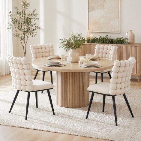 Silla de comedor de terciopelo blanco roto con patas de metal negro y respaldo tridimensional de diseño moderno (1/5)