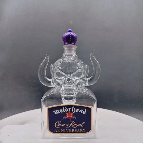 Carafe à whisky en verre transparent à motif tête de mort Warpig, inspirée de Motörhead. Décoration originale pour bar rock heavy metal. Cadeau unique pour les fans.