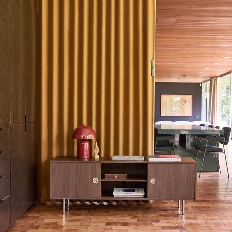 Meuble TV vintage décor bois et acier inoxydable 2 portes coulissantes 140cm noyer - Shelby (1/5)