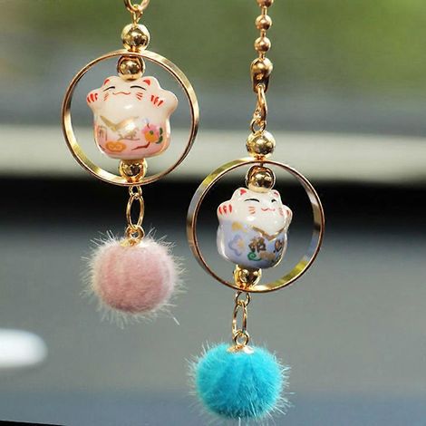 Lot de 2 pendentifs pour voiture, chat porte-bonheur souriant, décoration pour rétroviseur intérieur, pompons en fourrure, accessoires de suspension (1/5)