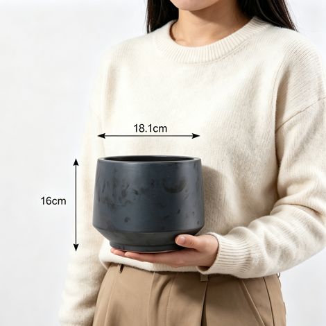 Pot de fleurs individuel en céramique artisanale (Ø 22 cm), émaillé noir mat, respirant et résistant au gel, avec trous de drainage, idéal pour les petites plantes d'intérieur et de rebord de fenêtre. (1/5)