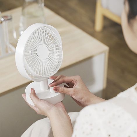 Ventilateur de bureau à flux d'air puissant, vitesse variable, silencieux et portable, idéal pour la maison, les voyages et le bureau. Blanc, batterie 2000 mAh, tête orientable. (1/5)