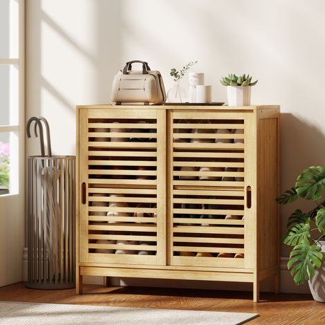 Schuhschrank mit 2 Schiebetüren mit Lamellen und verstellbaren Einlegeböden für 16 Paar Schuhe, 80x35x80 cm, natur.